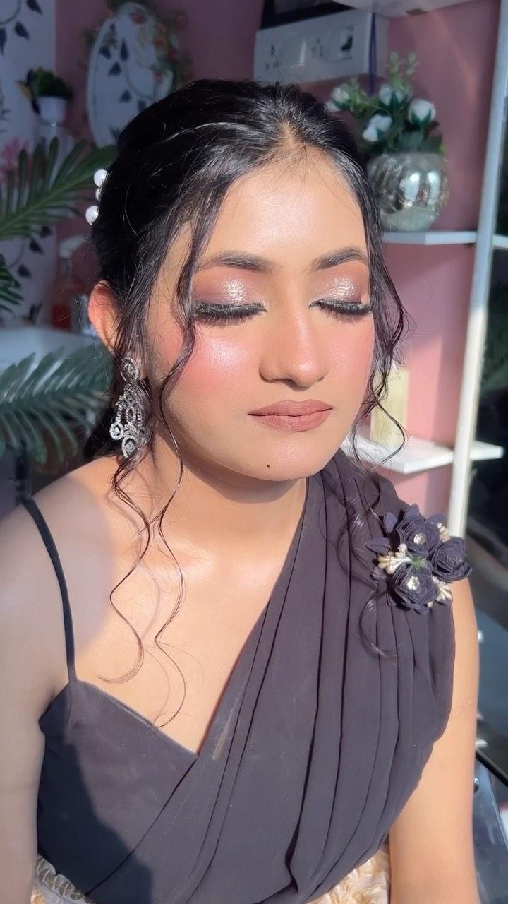 Poise, grace, and a little sparkle – the essentials 💫
IN FRAME : _sanjana_1730 ❤️❤️
📍NY MAKEUP STUDIO & SALON