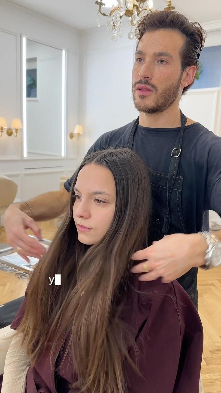 Nicole tiene 21 años y era la primera vez que venia al salón a teñirse el cabello
Por lo cual estaba muy nerviosa por el resultado
Aquí vemos un cabello completamente virgen sin nada de color, alguna punta un poco estropeadilla, pero vamos lo normal cuando llevas una melena tan larga
Ella de pequeña era más clara pero con el tiempo se le oscureció por lo tanto ahora quería verse más iluminada y con algo de color, pero partiendo de una base natural y sin crearle dependencia
Qué te ha parecido el resultado?
(No te pierdas el final… la opinión de un familiar suyo en directo, se me pusieron los pelos de punta 🥹❤️)