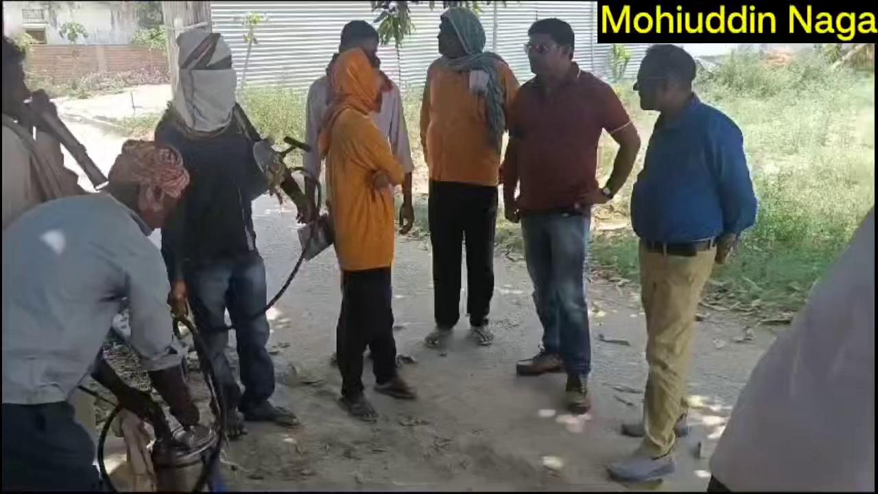 मोहिउद्दीनगर राजाजान पंचायत में संयुक्त रूप से छिड़काव का काम स्वास्थ्य विभाग के द्वारा किया जा रहा है