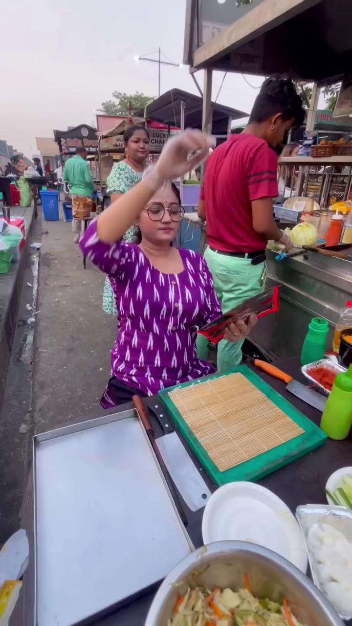 lucknow girl selling sushi on streets