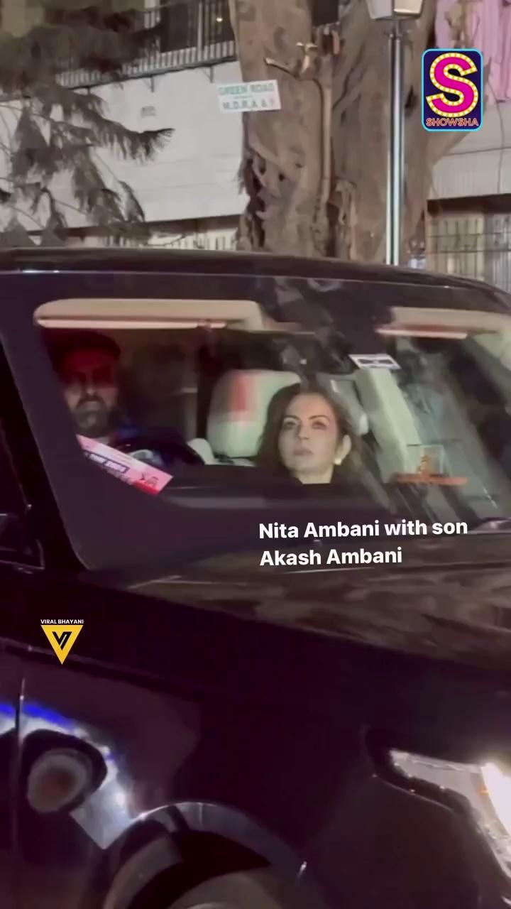 नीता अंबानी और उनके बेटे आकाश अंबानी मुंबई और लखनऊ के मैच के बाद वापिस घर लौटे