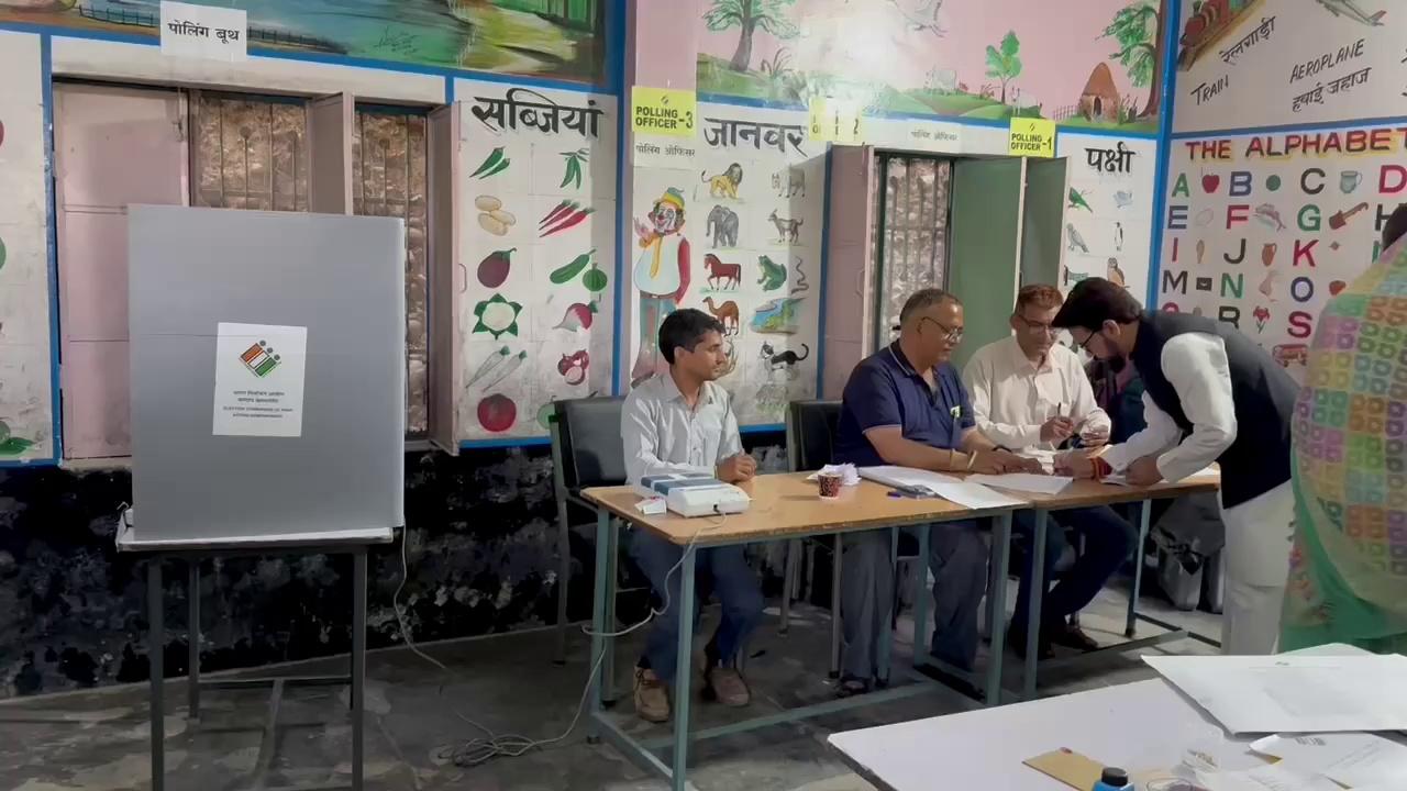 केंद्रीय सूचना प्रसारण एवं खेल व युवा कार्यक्रम मंत्री अनुराग सिंह ठाकुर ने हिमाचल प्रदेश के ज़िला हमीरपुर के भोरंज विधानसभा क्षेत्र के समीरपुर गाँव में बूथ नंबर 7 AC-36 में मतदान किया।