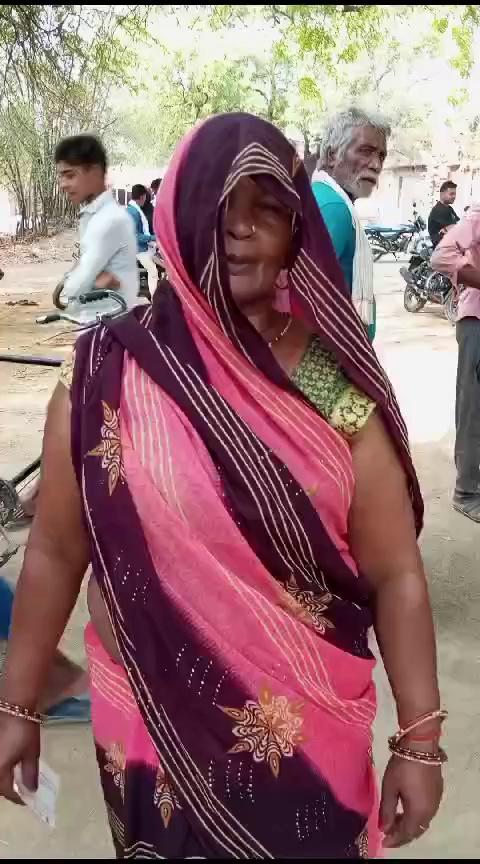 फतेहपुर लोकसभा की जहानाबाद विधानसभा में बूथ संख्या 197 पर पीठासीन अधिकारी द्वारा महिला मतदाता से डलवा दिया गया गलत वोट।