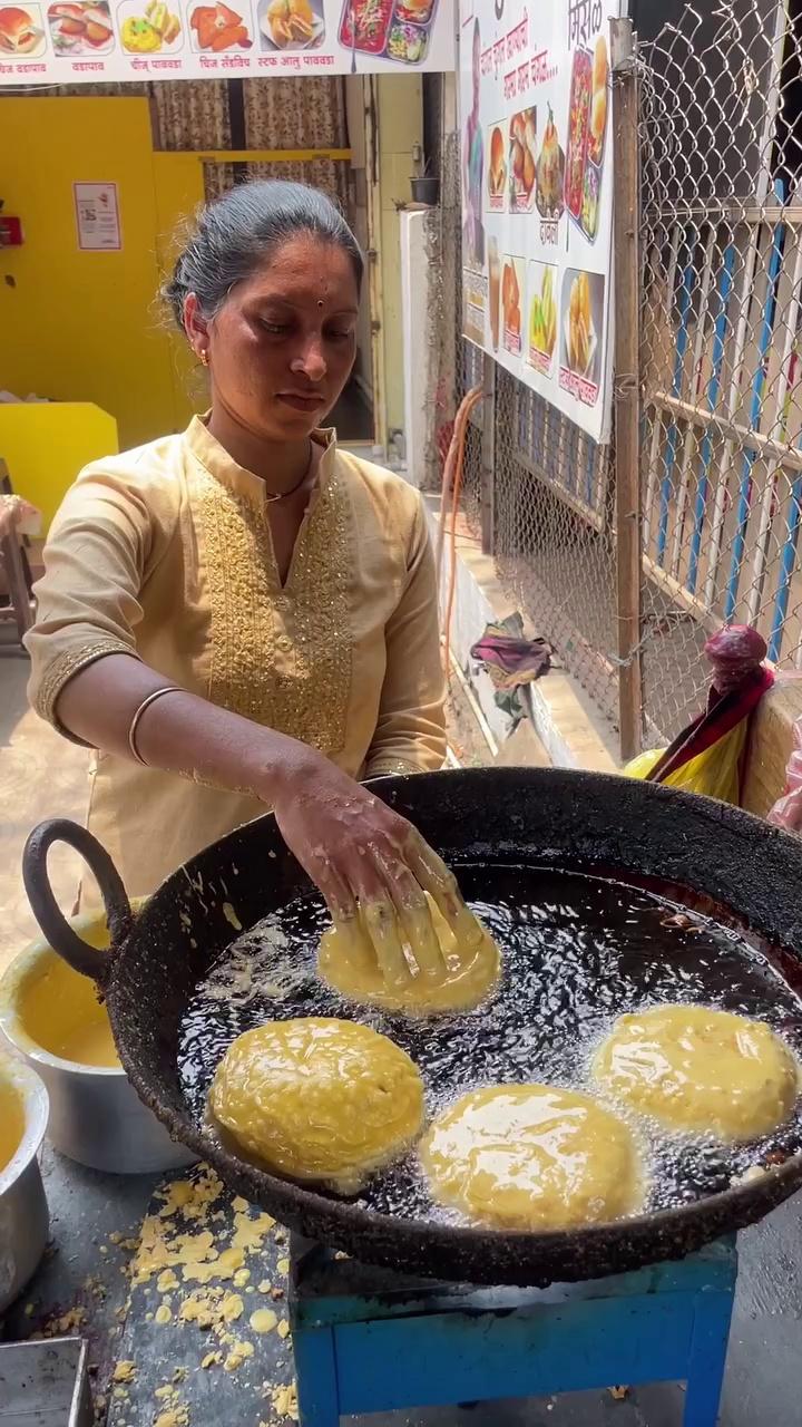Nashik iron Lady Making Ulta Vada Paav | Indian Street Food