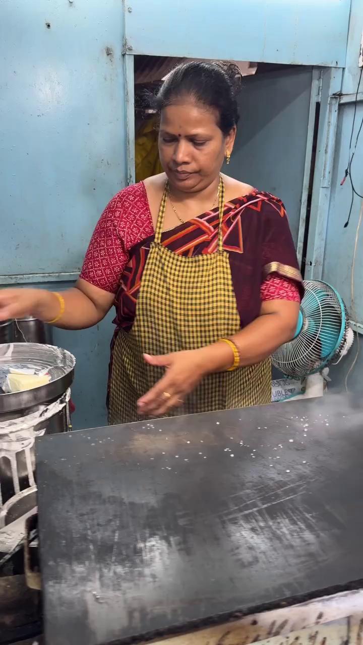 Hardworking Lady Making Cheese Cut Dosa In Kolhapur