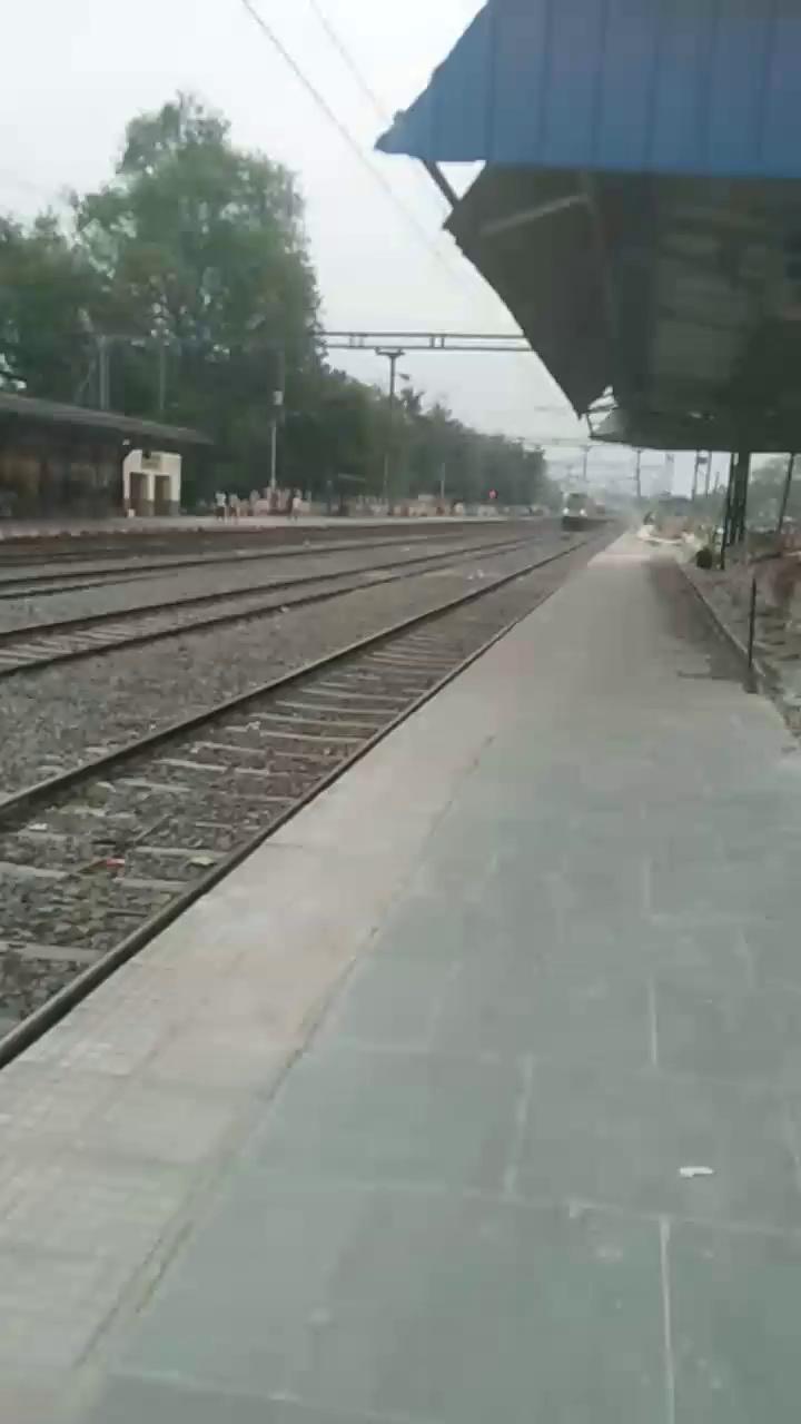 #दलसिंहसराय रेलवे स्टेशन से गुजरती थ्रो ट्रेन, क्या इसका ठहराव होना चाहिए या नहीं दोस्तों?