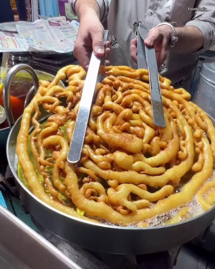 Biggest Jalebi of Indore at Sarafa Night Market | Indore Street Food