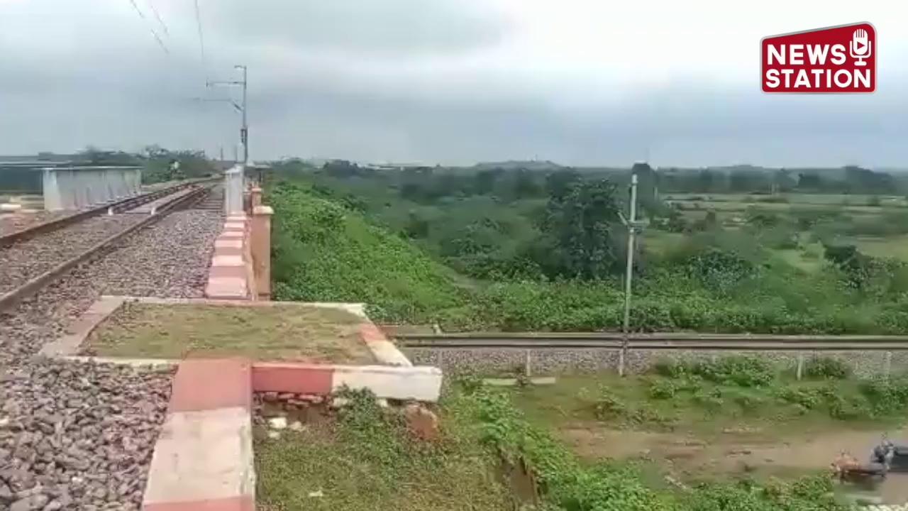 नीचे मालगाड़ी और ऊपर रेलगाड़ी | Panoramic view of Rail Over Rail in Jhansi Rail Division of NCR
