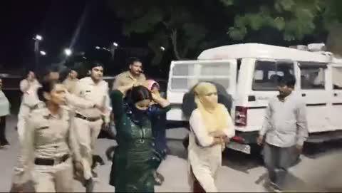 औद्योगिक नगरी पीथमपुर के सेक्टर 1 में पुलिस ने पकड़ा सेक्स रैकेट सेक्स रैकेट में घाटाबिल्लौद का पत्रकार जीवन डोडिया भी शामिल हैं जो वीडियो में दिखाई दे रहा है