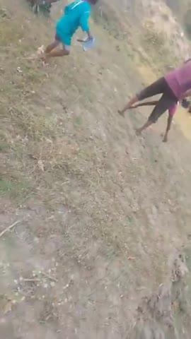 बकरी चराने गई महिला पर खेत मालिक ने बरसाए लाठियां। 
देखिए महिलाओं पर अत्याचार का एक और वीडियो। 
क्या यह अत्याचार कभी रुकने का नाम नहीं लगा?
