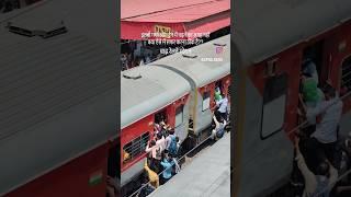 सबसे ज्यादा भीड़ बाढ़ रेलवे स्टेशन ( पटना )