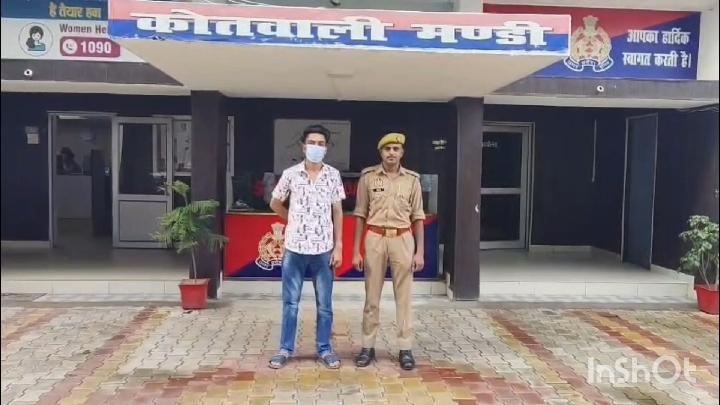 सहारनपुर में थाना मंडी पुलिस ने एक युवक को गिरफ्तार किया है, जिस पर शादी का झांसा देकर एक युवती के साथ लंबे समय तक शारीरिक संबंध बनाने का आरोप है। पुलिस के अनुसार, पीड़िता की शिकायत पर इस मामले में पहले ही मुकदमा दर्ज किया जा चुका था और आरोपी काफी समय से फरार चल रहा था।
पुलिस को दी गई शिकायत में पीड़िता ने आरोप लगाया है कि आरोपी ने शादी का वादा कर करीब चार वर्षों तक उसका शारीरिक शोषण किया। जब पीड़िता ने शादी करने की बात कही, तो आरोपी ने कथित तौर पर इनकार कर दिया। शिकायत में आरोपी पर गाली-गलौज करने, मारपीट करने और जान से मारने की धमकी देने के आरोप भी लगाए गए हैं।
बुधवार को मुखबिर की सूचना पर पुलिस ने आरोपी को मंडी समिति तिराहे के पास से दबोच लिया। यह गिरफ्तारी वरिष्ठ अधिकारियों के निर्देश पर चलाए जा रहे एक विशेष अभियान के तहत हुई है। पुलिस ने इस मामले में भारतीय न्याय संहिता की संबंधित धाराओं के साथ-साथ एससी/एसटी एक्ट के तहत मुकदमा दर्ज किया है और आरोपी को न्यायालय में पेश कर दिया है। पुलिस का कहना है कि मामले की विवेचना अभी जारी है और जांच में सामने आने वाले सभी तथ्यों को शामिल करते हुए आगे की वैधानिक कार्रवाई की जाएगी।