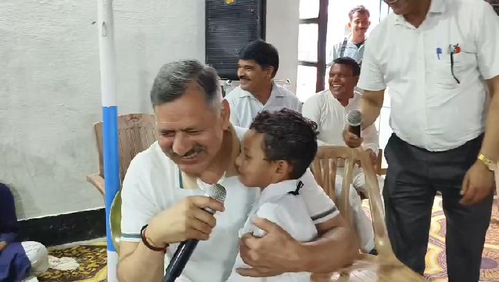 नगर एवं ग्राम नियोजन, आवास, तकनीकी शिक्षा, व्यावसायिक एवं औद्योगिक प्रशिक्षण मंत्री राजेश धर्माणी ने घुमारवीं विधानसभा क्षेत्र के राजकीय वरिष्ठ माध्यमिक पाठशाला हड़वाड़ में आयोजित एक संवाद कार्यक्रम में विद्यार्थियों से आह्वान किया कि वे शिक्षा के साथ-साथ अपने व्यक्तित्व के सर्वांगीण विकास पर भी समान रूप से ध्यान दें। उन्होंने बल दिया कि आज के विद्यार्थी ही कल के जिम्मेदार नागरिक, सक्षम नेतृत्वकर्ता और राष्ट्र निर्माता होते हैं, इसलिए केवल परीक्षा में अच्छे अंक प्राप्त करना ही पर्याप्त नहीं, बल्कि चरित्र निर्माण, नेतृत्व क्षमता, अनुशासन, नैतिक मूल्यों और सामाजिक उत्तरदायित्व का विकास भी उतना ही आवश्यक है।
मंत्री धर्माणी ने विद्यार्थियों को बताया कि वर्तमान समय में शिक्षा, तकनीक, नवाचार, कौशल विकास और उद्यमिता के क्षेत्र में असीम संभावनाएं उपलब्ध हैं। उन्होंने मोबाइल और सोशल मीडिया का रचनात्मक एवं सकारात्मक उपयोग करने की सलाह दी, ताकि वे ज्ञान अर्जित करने, नई तकनीकों को सीखने और स्वयं को निरंतर बेहतर बनाने में इनका प्रभावी माध्यम के रूप में प्रयोग कर सकें। मंत्री ने विद्यार्थियों को एनसीसी, एनएसएस, स्काउट एवं गाइड, खेलकूद, सांस्कृतिक गतिविधियों, विज्ञान प्रदर्शनी, वाद-विवाद, समूह चर्चा और अन्य सह-पाठ्यक्रम गतिविधियों में सक्रिय भागीदारी करने के लिए प्रोत्साहित किया, क्योंकि ऐसी गतिविधियां उनमें नेतृत्व क्षमता, आत्मविश्वास, टीम भावना और सामाजिक जिम्मेदारी का विकास करती हैं। उन्होंने सफलता के लिए निरंतर मेहनत, अनुशासन, धैर्य, सकारात्मक सोच और आत्मविश्वास को अपरिहार्य बताया तथा असफलताओं से घबराने के बजाय उन्हें सीख के रूप में स्वीकार कर और अधिक दृढ़ संकल्प के साथ आगे बढ़ने का आग्रह किया।
राजेश धर्माणी ने कहा कि मुख्यमंत्री सुखविंदर सिंह सुक्खू के नेतृत्व में वर्तमान प्रदेश सरकार शिक्षा व्यवस्था को अधिक गुणवत्तापूर्ण, आधुनिक, तकनीक आधारित और रोजगारोन्मुखी बनाने के लिए ऐतिहासिक सुधार लागू कर रही है। सरकारी विद्यालयों में राष्ट्रीय शिक्षा मानकों के अनुरूप एनसीईआरटी पाठ्यक्रम अपनाते हुए सीबीएसई पैटर्न लागू किया गया है तथा विद्यार्थियों को राष्ट्रीय एवं वैश्विक स्तर की प्रतिस्पर्धा के लिए तैयार करने के उद्देश्य से पहली कक्षा से अंग्रेजी माध्यम में शिक्षा अनिवार्य की गई है। सरकार का उद्देश्य केवल डिग्री प्रदान करना नहीं, बल्कि ऐसे सक्षम, आत्मनिर्भर और नवाचार आधारित युवा तैयार करना है जो भविष्य की चुनौतियों का सफलतापूर्वक सामना कर सकें।
उन्होंने यह भी बताया कि तकनीकी शिक्षा, नवाचार और स्टार्टअप संस्कृति को बढ़ावा देने के लिए राज्य सरकार ने नई राज्य नवाचार नीति को मंजूरी दी है, जिसके अंतर्गत लगभग 2 करोड़ रूपए के विशेष फंड का प्रावधान किया गया है। शिक्षा में पारदर्शिता, जवाबदेही और गुणवत्ता सुनिश्चित करने के लिए 'समीक्षा' तथा 'शिक्षा साथी' मोबाइल ऐप के माध्यम से विद्यालयों की नियमित डिजिटल मॉनिटरिंग की जा रही है। वहीं, 'समर्थ' योजना के अंतर्गत शिक्षकों को आधुनिक शिक्षण तकनीकों, डिजिटल लर्निंग और नवाचार आधारित शिक्षण पद्धतियों का प्रशिक्षण प्रदान किया जा रहा है। राजेश धर्माणी ने कहा कि राज्य सरकार के सतत प्रयासों का परिणाम है कि हिमाचल प्रदेश का विद्यार्थी-अध्यापक अनुपात देश के सर्वश्रेष्ठ राज्यों में शामिल है। मंत्री ने शारीरिक एवं मानसिक स्वास्थ्य के महत्व पर विशेष बल देते हुए विद्यार्थियों से नियमित योग, व्यायाम, खेलकूद और संतुलित जीवनशैली अपनाने का आग्रह किया।
संवाद कार्यक्रम के दौरान विद्यार्थियों ने करियर निर्माण, लक्ष्य निर्धारण, व्यक्तित्व विकास, प्रतियोगी परीक्षाओं की तैयारी, तकनीकी शिक्षा, सफलता के सूत्र तथा स्वस्थ जीवनशैली से जुड़े अनेक प्रश्न पूछे। राजेश धर्माणी ने विद्यार्थियों की जिज्ञासाओं का विस्तारपूर्वक समाधान करते हुए उन्हें मेहनत, अनुशासन, सकारात्मक सोच, निरंतर सीखने की आदत, आत्मविश्वास तथा समाज और राष्ट्र के प्रति अपने दायित्वों का ईमानदारी से निर्वहन करने की प्रेरणा दी।
