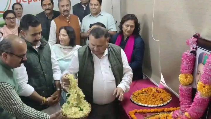 आधुनिक हिमाचल निर्माता स्व. वीरभद्र सिंह की पांचवीं पुण्यतिथि पर कांग्रेस कार्यालय में एक भावभीनी श्रद्धांजलि सभा आयोजित की गई, जिसमें मंत्री विक्रमादित्य सिंह और कांग्रेस प्रदेशाध्यक्ष विनय कुमार सहित अन्य कांग्रेस नेताओं व कार्यकर्ताओं ने उन्हें याद किया। इसी अवसर पर, लोक निर्माण मंत्री विक्रमादित्य सिंह ने प्रदेश में मानसून की चुनौतियों और आगामी सेब सीजन के लिए विभाग की तैयारियों की एक उच्च-स्तरीय समीक्षा बैठक भी की, जिसमें उन्होंने बंद सड़कों को 24 घंटे के भीतर बहाल करने के कड़े निर्देश दिए।
इस मौके पर विक्रमादित्य सिंह ने स्व. वीरभद्र सिंह को केवल एक व्यक्ति नहीं, बल्कि अपने आप में एक मजबूत संस्थान बताया। उन्होंने उनके लगभग छह दशकों के राजनीतिक सफर को याद किया, जिसमें वीरभद्र सिंह ने देश और प्रदेश की राजनीति में लोगों के दिलों पर राज किया। मंत्री ने बताया कि मात्र 25 वर्ष की आयु में 1962 में महासू लोकसभा क्षेत्र से अपना पहला चुनाव लड़ने के बाद, वे 2021 तक निरंतर लोकसभा, विधानसभा, केंद्रीय मंत्री, मुख्यमंत्री और नेता प्रतिपक्ष के रूप में जनता की सेवा में समर्पित रहे। अपने पूरे जीवनकाल में, वे केवल 1977 में एक बार चुनाव हारे थे, जब पूरे उत्तर भारत में कांग्रेस को हार का सामना करना पड़ा था। विक्रमादित्य सिंह ने यह भी रेखांकित किया कि आज हिमाचल प्रदेश शिक्षा, स्वास्थ्य और सामाजिक-आर्थिक कल्याण में जो अग्रणी स्थान रखता है, उसकी नींव वीरभद्र सिंह के कार्यकाल में ही रखी गई थी, जिसके कारण आज हिमाचल एक शिक्षित और विकसित राज्य है। हाल ही में, प्रधानमंत्री ग्राम सड़क योजना (PMGSY) के बेहतरीन क्रियान्वयन के लिए हिमाचल प्रदेश लोक निर्माण विभाग को केंद्र सरकार की ओर से जो पुरस्कार और सर्टिफिकेट मिला है, वह भी वीरभद्र सिंह की छत्रछाया में शुरू हुए विकास कार्यों की बदौलत ही संभव हुआ है।
लोक निर्माण मंत्री विक्रमादित्य सिंह ने जानकारी दी कि उन्होंने बीते कल विभाग के सभी अधिकारियों के साथ करीब तीन घंटे लंबी ऑनलाइन बैठक की, जिसमें मानसून से उत्पन्न होने वाली रुकावटों पर विस्तृत चर्चा की गई। उन्होंने अधिकारियों को सख्त निर्देश दिए कि भारी बारिश या भूस्खलन के कारण जहां भी सड़कें बंद हों, उन्हें आगामी 24 घंटे के भीतर हर हाल में बहाल किया जाए ताकि जनता को कोई असुविधा न हो। मंत्री ने बताया कि बीते दिन राज्य में लगभग 104 सड़कें बंद थीं, जिनमें से आज सुबह तक केवल 8 सड़कें ही बंद रह गई हैं और बाकी खोल दी गई हैं। शाम तक इनमें से भी अधिकांश सड़कों को बहाल कर दिया जाएगा। विभाग पूरी तरह मुस्तैद है, जिसमें धरातल पर लगभग 15,000 कर्मचारी और 1,600 से अधिक जेसीबी व पोकलेन जैसी मशीनें तैनात की गई हैं। उन्होंने इस बात पर जोर दिया कि कुछ ही दिनों में शुरू होने वाले सेब सीजन के मद्देनजर बागवानों और किसानों को अपनी फसल मंडियों तक पहुंचाने में कोई समस्या नहीं आनी चाहिए और सरकार का पूरा प्रयास रहेगा कि उन्हें किसी भी तरह का आर्थिक नुकसान न उठाना पड़े। सेब के साथ-साथ अन्य फलों के परिवहन के लिए भी यातायात व्यवस्था को सुचारू रखा जाएगा। उन्होंने प्रदेश की जनता, विशेषकर मंडी, चंबा, कांगड़ा, कुल्लू और शिमला जैसे संवेदनशील व पहाड़ी इलाकों के लोगों से अपील की है कि वे मानसून और बादल फटने जैसी स्थिति को देखते हुए एहतियात बरतें और किसी भी आपातकालीन स्थिति में तुरंत प्रशासन को सूचित करें।