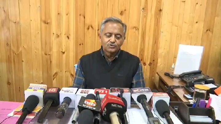 मुख्यमंत्री के प्रधान मीडिया सलाहकार नरेश चौहान ने राम मंदिर चंदा मामले को लेकर भाजपा पर तीखा हमला बोला है, जिसमें उन्होंने इसे आस्था के नाम पर हुआ कथित घोटाला बताया। उन्होंने कहा कि इस घटना से देशभर के हिंदुओं की भावनाएं आहत हुई हैं और पूरे मामले की निष्पक्ष जांच होनी चाहिए। चौहान ने जोर देकर कहा कि प्रभु राम के चरणों में श्रद्धालुओं द्वारा आस्था के साथ चढ़ाई गई धनराशि की सुरक्षा की जिम्मेदारी जिन लोगों पर थी, उन्हीं पर चोरी के आरोप लगे हैं, जो अत्यंत गंभीर है।
उन्होंने दावा किया कि सिर्फ 40 दिनों में 70 बार चोरी की घटनाएं सामने आई हैं, जो व्यवस्था की गंभीर विफलता को दर्शाती हैं। नरेश चौहान ने इसे केवल आर्थिक अनियमितता का मामला नहीं, बल्कि करोड़ों लोगों की आस्था से जुड़ा गंभीर विषय करार दिया। इसलिए, उन्होंने इसकी जांच केवल एसआईटी के बजाय किसी सिटिंग जज की निगरानी में करवाए जाने की मांग की। उन्होंने आरोप लगाया कि भाजपा ने राम मंदिर निर्माण के लिए देशभर से चंदा एकत्र किया और इस मुद्दे पर राजनीति करके सत्ता हासिल की, लेकिन अब इस मामले पर जवाब देने से बच रही है। चौहान ने भाजपा पर देश की जनता के साथ धोखा करने का आरोप लगाते हुए निष्पक्ष और पारदर्शी जांच की मांग दोहराई।
चौहान ने यह भी कहा कि देश में भगवान राम को मानने के लिए किसी को भाजपा से प्रमाण पत्र लेने की आवश्यकता नहीं है। उन्होंने उल्लेख किया कि मुख्यमंत्री सुखविंदर सिंह सुक्खू भाजपा को सद्बुद्धि देने की कामना के साथ राम मंदिर और हनुमान मंदिर में पूजा-अर्चना करने गए थे। इसके साथ ही, उन्होंने राम मंदिर ट्रस्ट के महासचिव चंपत राय के इस बयान का भी जिक्र किया कि उनका मुंह न खुलवाया जाए।
वहीं, भाजपा कोर ग्रुप की बैठक में कांग्रेस सरकार के खिलाफ चार्जशीट लाने के सवाल पर नरेश चौहान ने पलटवार करते हुए कहा कि भाजपा को चार्जशीट लाने से कोई नहीं रोक रहा। उन्होंने सुझाव दिया कि यदि भाजपा प्रदेश हितों और जनता से जुड़े मुद्दों पर चर्चा करती तो बेहतर होता। चौहान के अनुसार, चार्जशीट की राजनीति भाजपा के भीतर चल रही गुटबाजी का संकेत देती है। उन्होंने भाजपा से केवल विरोध की राजनीति छोड़कर सकारात्मक भूमिका निभाने की अपील करते हुए कहा कि प्रदेश में विपक्ष बंटा हुआ और मुद्दाविहीन है।